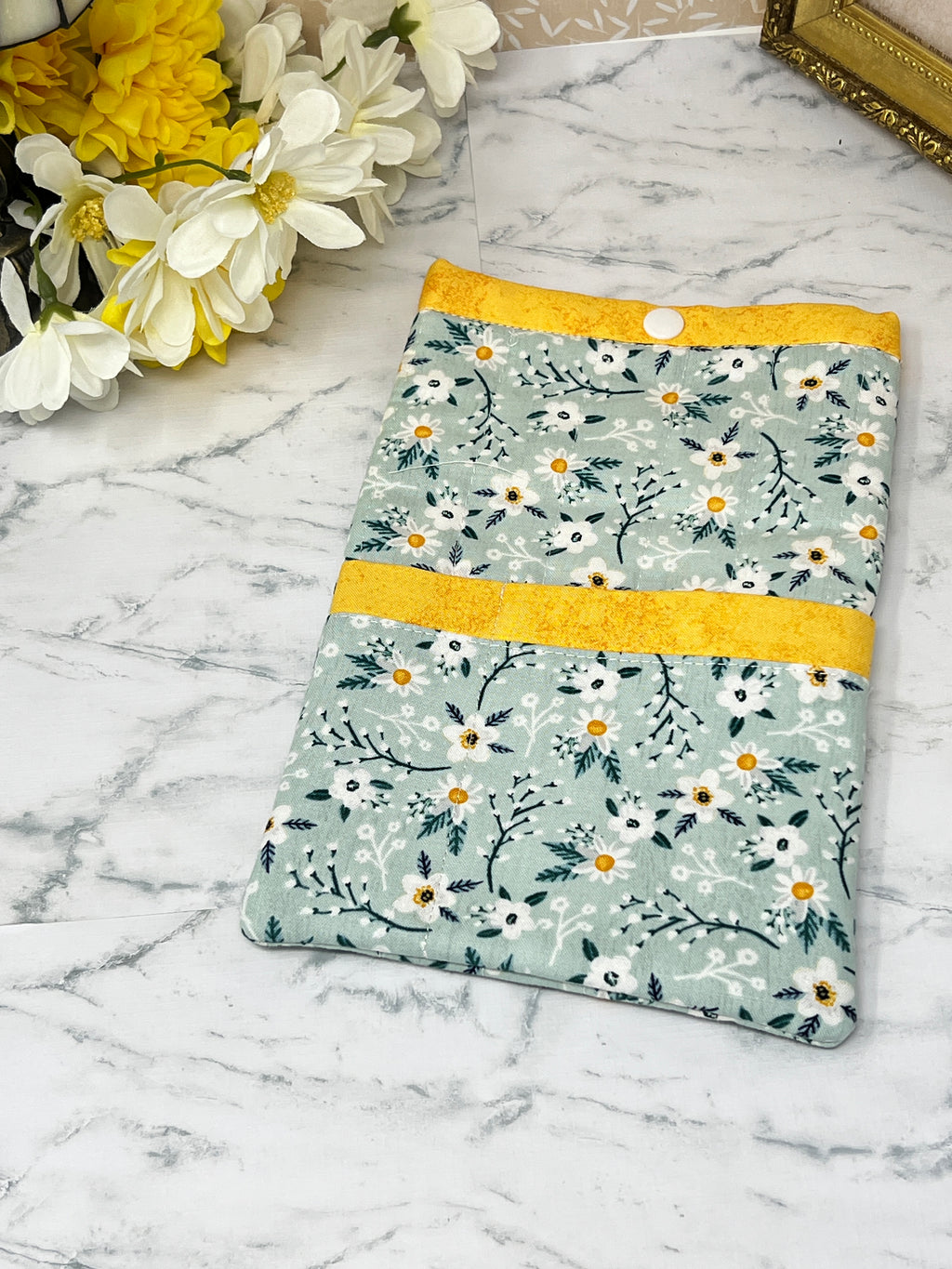 Daisies on Turquoise -  Quilted E-reader Sleeve