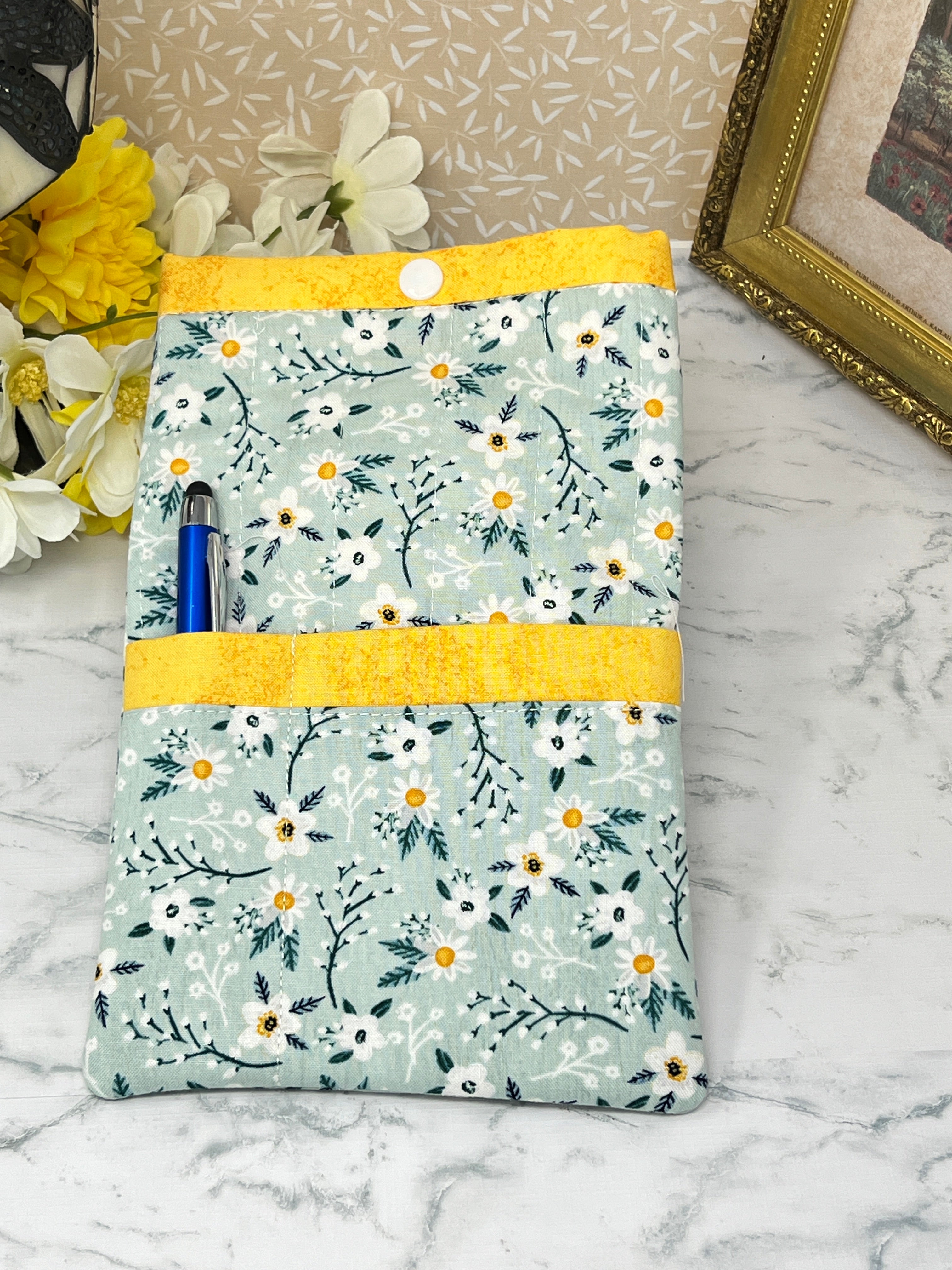Daisies on Turquoise -  Quilted E-reader Sleeve