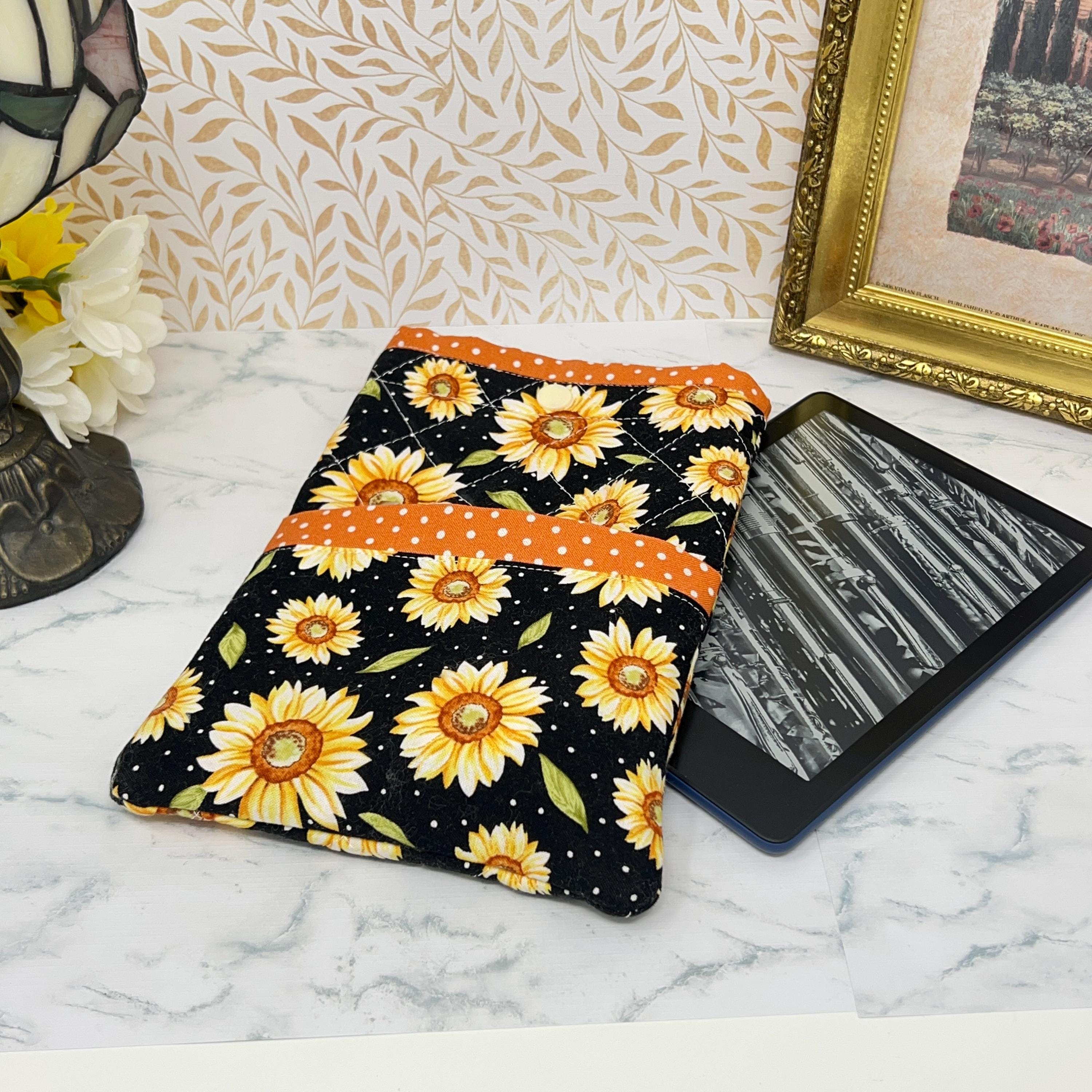 Quilted iPad or Tablet Sleeve with Pockets - Protective Case in Your Choice of Fabrics (Market)py)